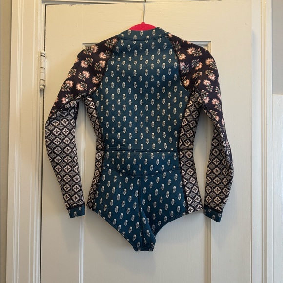 Spring Suit - Picture 3 of 8